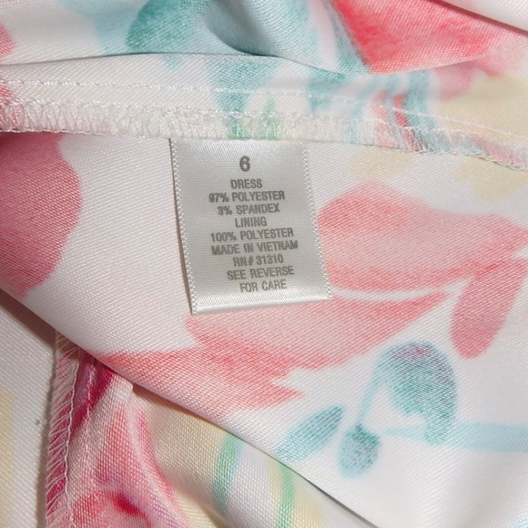 Floral print dress with unique back is fully lined! - Picture 6 of 7